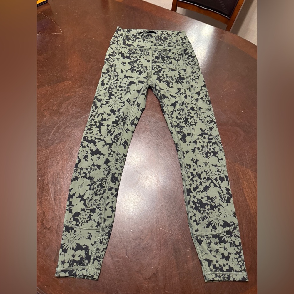 In movement crop leggings. Black and green floral. Size 4. Like new condition.